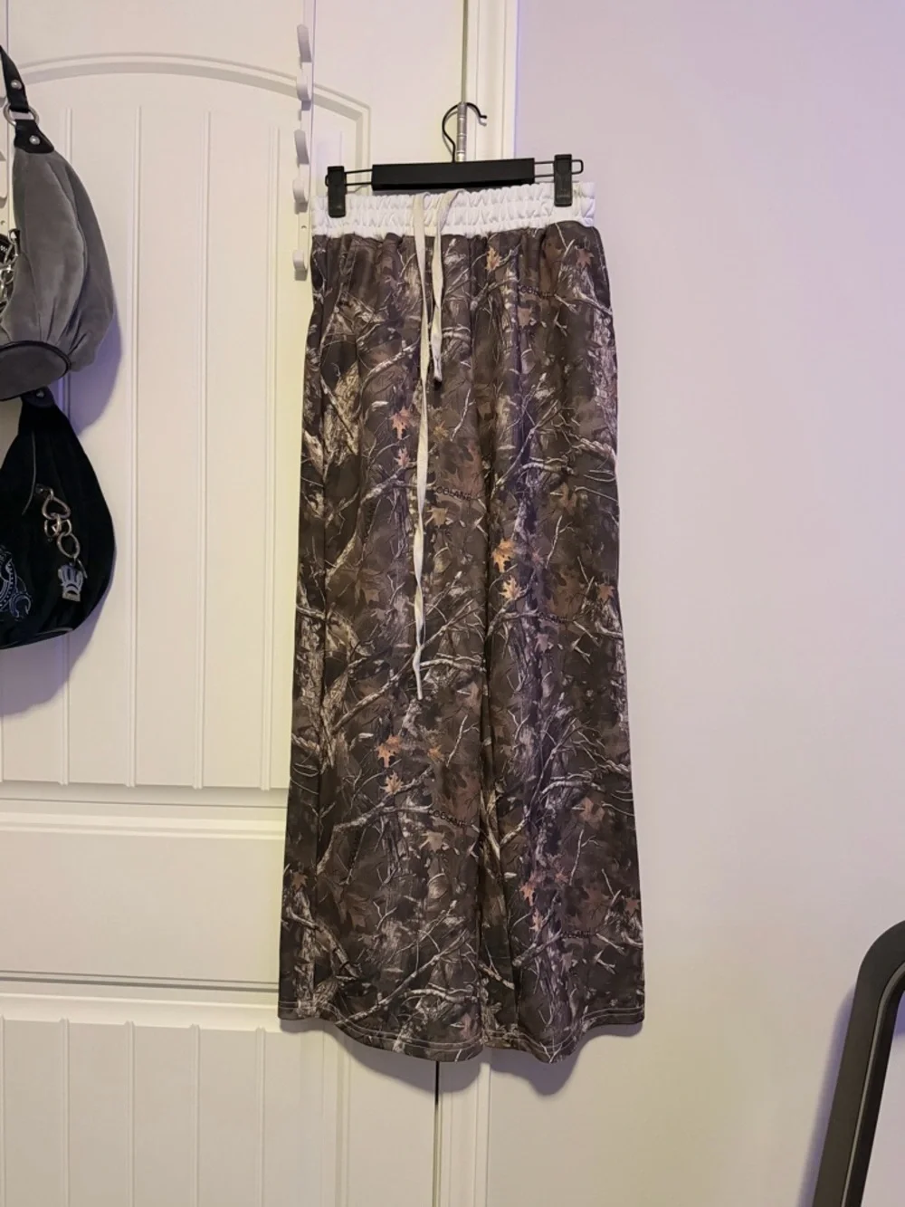 Relaxed Drawstring Women’s Pants in Brown Camouflage Print